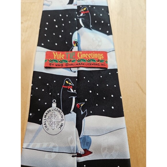 Christmas Tie Hallmark Yule Tie Polar Bear & Penguins - Picture 4 of 9